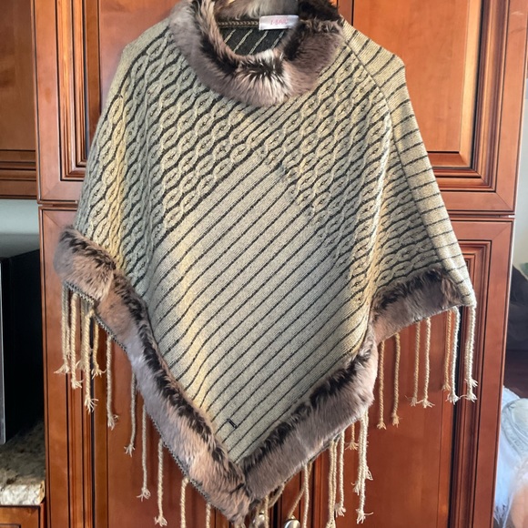 Woolen Kashmiri Poncho - Picture 8 of 12